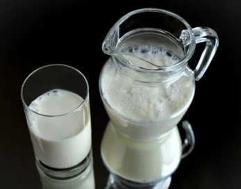 Quando scade il latte? Come mai? Cosa succede al latte scaduto? 8 latte scaduto scade