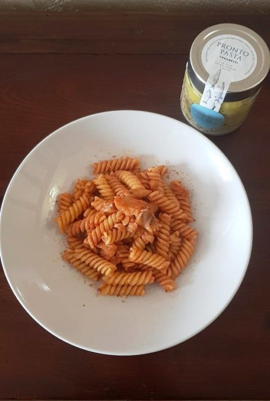 Fusilli con Pronto Pasta Agroittica Clarabella, passata di pomodoro e bottarga di luccio