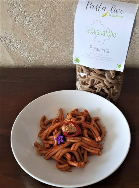 Schianatelle Pasta Live con sugo di pomodoro e peperoncini piccanti ripieni