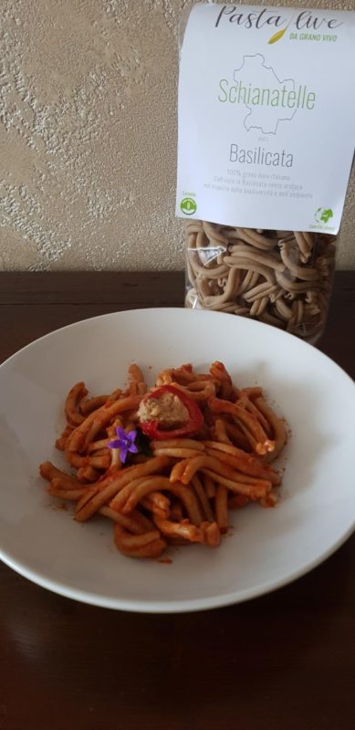 Schianatelle con sugo di pomodoro e peperoncini piccanti ripieni