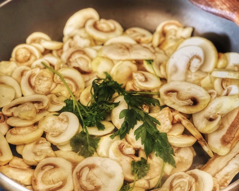 In una padella con olio, uno spicchio d’aglio e il prezzemolo, trifolare i funghi