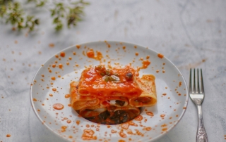 Paccheri con melanzane e salsa di pomodori cuori di bue e basilico