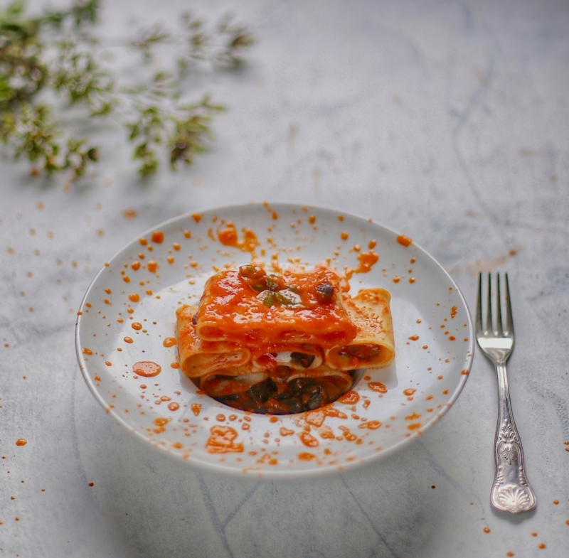 Paccheri con melanzane e salsa di pomodori cuori di bue e basilico