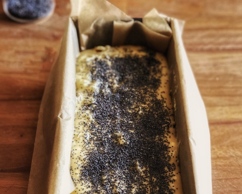 Versate il composto nello stampo da plumcake rivestito di carta forno e cospargete la superficie con i semi di papavero