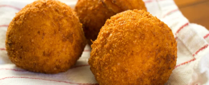 La storia della palla di riso più famosa, l'arancino o arancina 1 arancini cibo siciliano