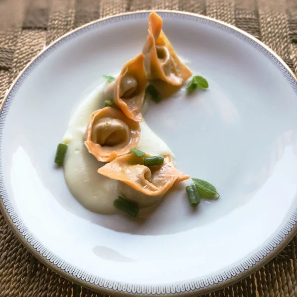 Tortelli al pomodoro ripieni con pesto di fagiolini e vellutata di patate Tortelli al pomodoro ripieni con pesto di fagiolini e vellutata di patate