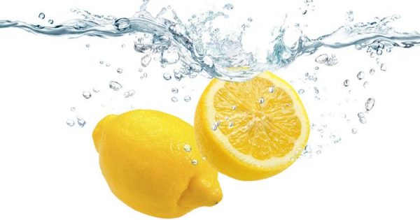 Acqua e limone: falsi miti, benefici e uno speciale preparato naturale