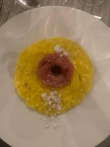 riso alla zafferano con tartare di manzo e polvere di nocciole