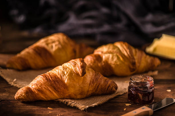 Cappuccino con… Cornetto, brioche o croissant? Cappuccino con... Cornetto, brioche o croissant?