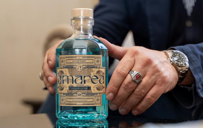 Debutta Amarea, il liquore di acqua di mare che riporta il blu (naturale) nella miscelazione