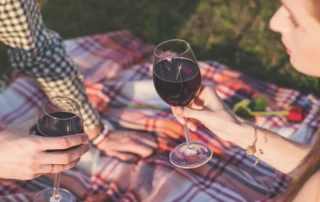 Vino, una bottiglia di rosso per ogni neonato. Il benvenuto del comune sardo di Sennori ai nuovi cittadini 1 Vino, una bottiglia di rosso per ogni neonato. Il benvenuto del comune sardo di Sennori ai nuovi cittadini