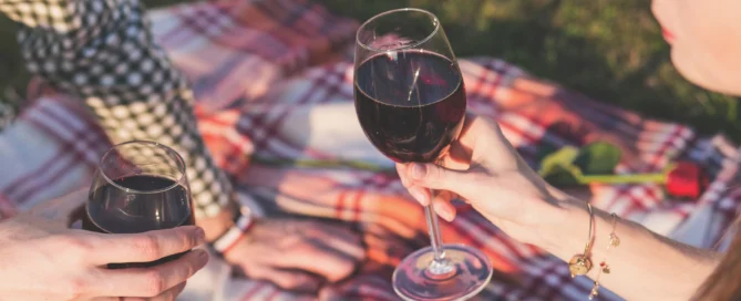 Vino, una bottiglia di rosso per ogni neonato. Il benvenuto del comune sardo di Sennori ai nuovi cittadini 1 Vino, una bottiglia di rosso per ogni neonato. Il benvenuto del comune sardo di Sennori ai nuovi cittadini