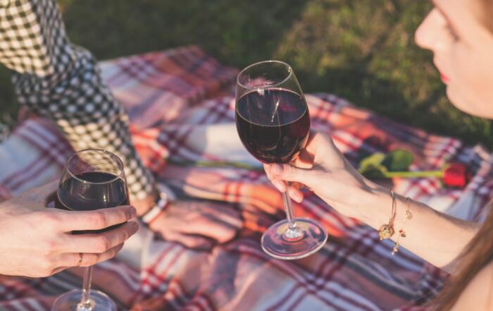 Vino, una bottiglia di rosso per ogni neonato. Il benvenuto del comune sardo di Sennori ai nuovi cittadini