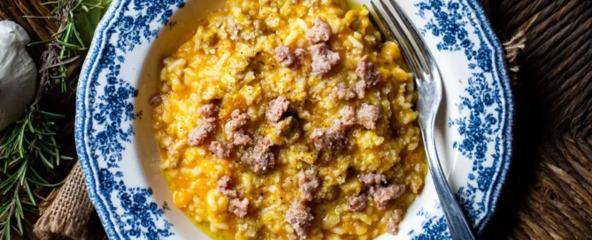 Risotto d'autunno: 12 ricette, dai grandi classici alle versioni più originali 2 Risotto zucca e salsiccia